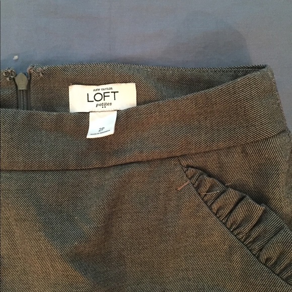 Charcoal grey Loft pencil skirt with ruffles // 2P - Picture 4 of 4